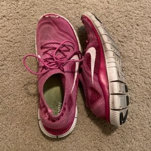 Women’s Nike Flyknit Freeruns MAGENTA Size 8